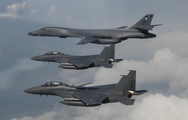 Máy bay B-1B Lancer của Mỹ và máy bay chiến đấu F-15 của Hàn Quốc trong cuộc tập trận chung hồi tháng 7 (Ảnh: Reuters)