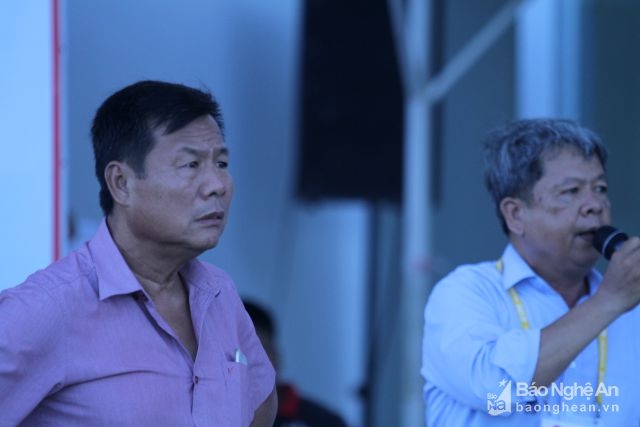 Ông Bùi Xuân Hoà cho rằng bong bóng sẽ gây ảnh hưởng đến những chuyến bay nên ra thông báo cho lực lượng an ninh và Hội CĐV SLNA huỷ hết bong bóng. Ảnh: Trung Kiên