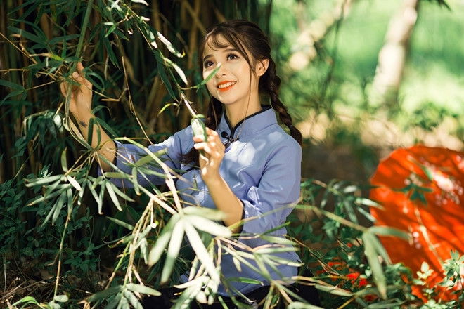 Nu nhan vien ban hang bi chup len vi xinh nhu sao Han hinh anh 2