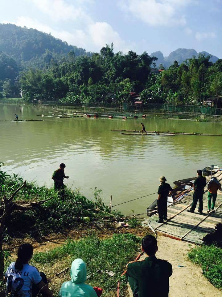 tim thay thi the nam thanh nien cuu co gai truot chan xuong song hinh anh 1