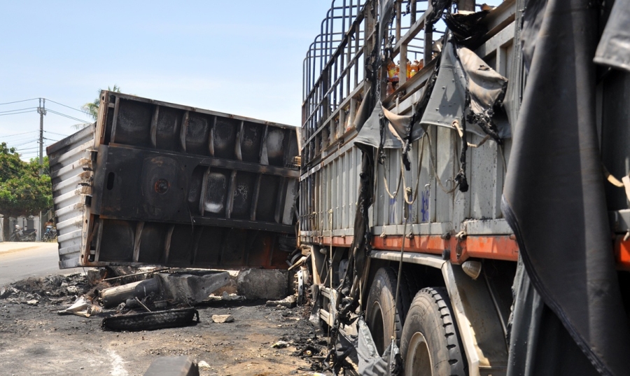 can canh vu 2 oto boc chay do nguoi dan ong giet vo lao xe may vao container tu tu