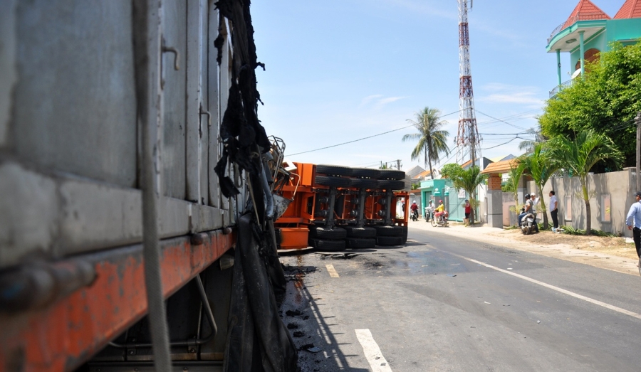 can canh vu 2 oto boc chay do nguoi dan ong giet vo lao xe may vao container tu tu