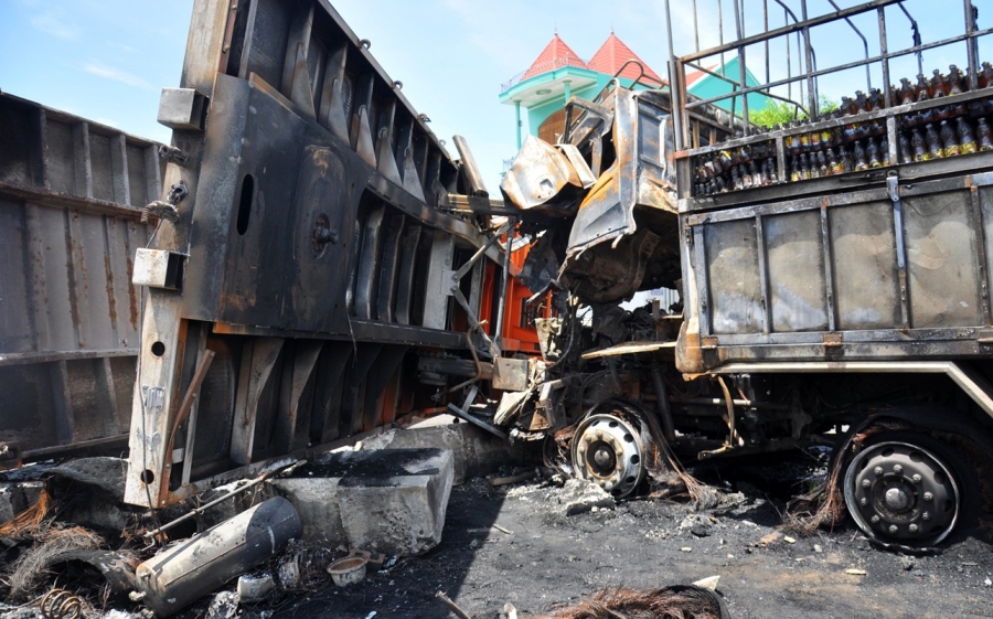 can canh vu 2 oto boc chay do nguoi dan ong giet vo lao xe may vao container tu tu