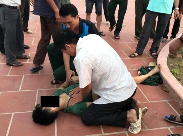  Nạn nhân được sơ cứu tại chỗ, sau đó đưa vào Bệnh viện Đa khoa huyện Ninh Giang cấp cứu. Ảnh: (Bạn đọc cung cấp) 