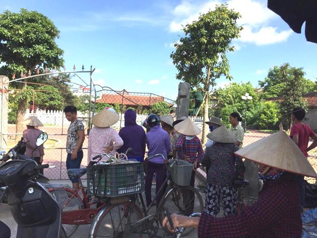  Sự việc thu hút nhiều người dân theo dõi. Ảnh: Đ.Tùy 