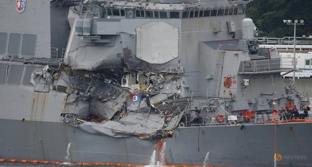 Tàu USS Fitzgerald hư hại sau va chạm với tàu hàng Philippines ở ngoài khơi Nhật Bản hồi tháng 6 (Ảnh: Reuters)
