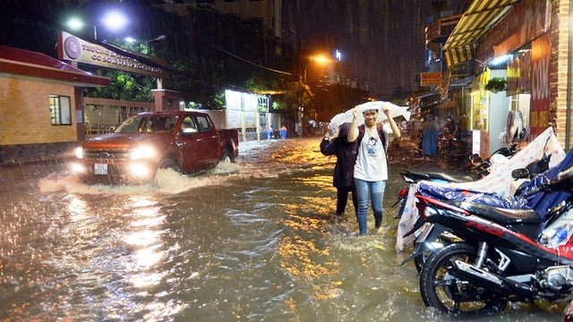 Ngập nặng ở Bình Thạnh sau cơn mưa lớn - Ảnh 3.