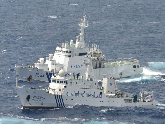 Tàu tuần duyên Nhật (sau) trong một lần so kè với tàu công vụ Trung Quốc gần quần đảo Senkaku/Điếu Ngư /// Reuters