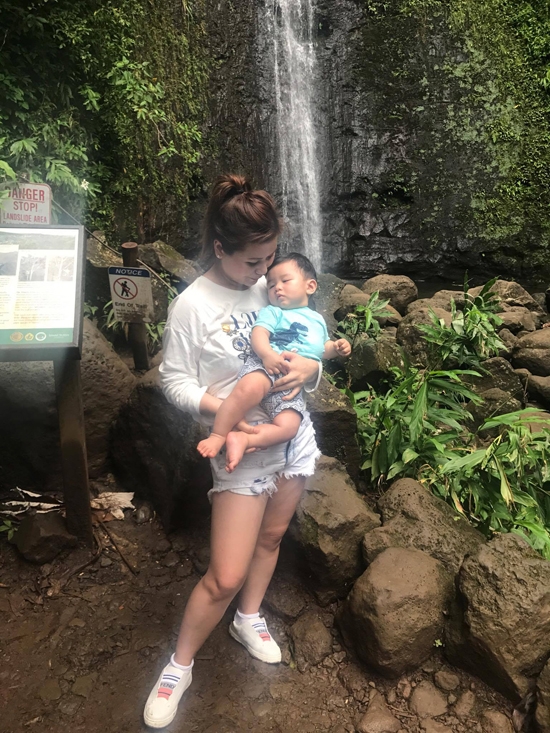 ong-xa-ban-di-dien-vo-dan-truong-cung-con-trai-du-lich-hawaii-7