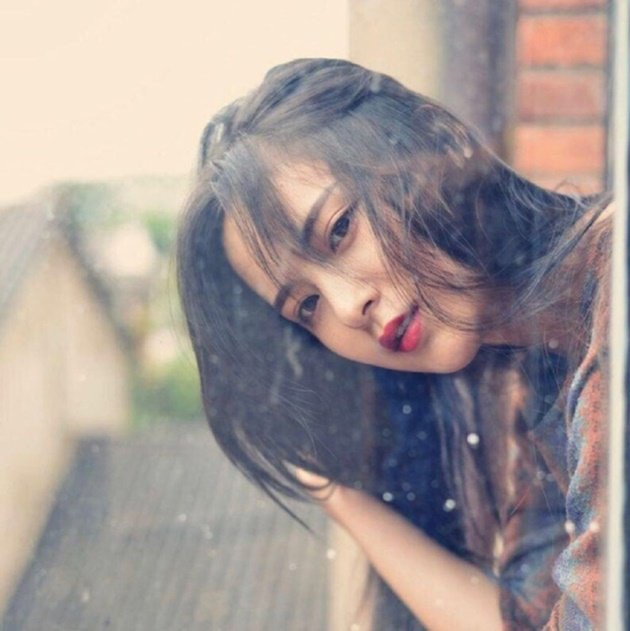  Cô sinh ngày 2/2/1998, tại quận Triều Dương, thành phố Bắc Kinh, Trung Quốc. 