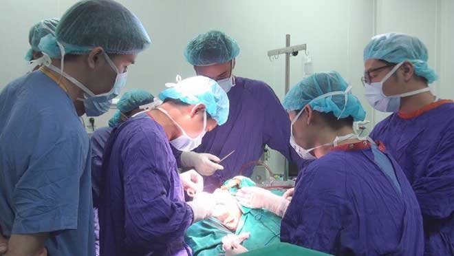 Chơi bên máy dệt, bé 10 tuổi bị lột da từ trán đến đỉnh đầu - 1