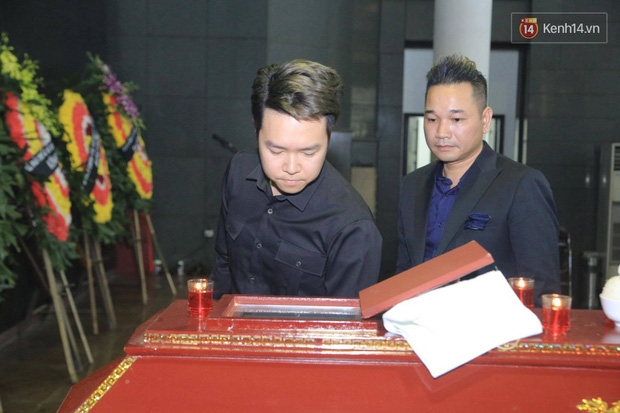 Mẹ Tuấn Hưng khóc ngất trong tang lễ bố - Ảnh 9.