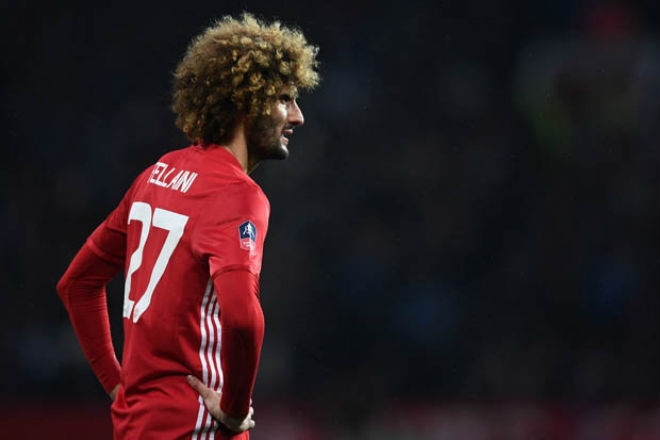 MU đối xử bất công, Fellaini tự ái: Coi chừng Arsenal – Wenger “cướp hàng” - 1