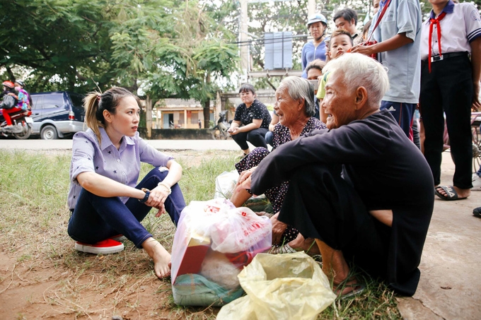 my-tam-ngoi-bet-duoi-dat-an-vat-noi-chuyen-voi-cac-cu-ngheo-neo-don-1