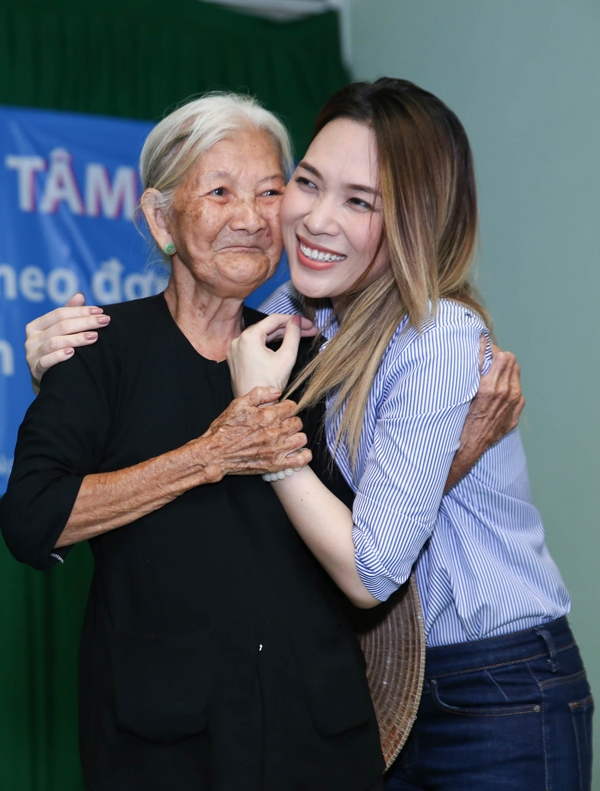 my-tam-ngoi-bet-duoi-dat-an-vat-noi-chuyen-voi-cac-cu-ngheo-neo-don-6