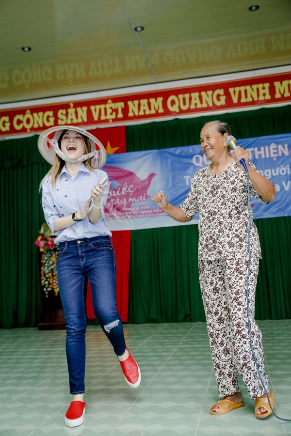 my-tam-ngoi-bet-duoi-dat-an-vat-noi-chuyen-voi-cac-cu-ngheo-neo-don-7