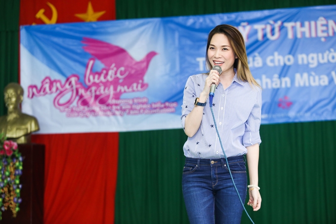 my-tam-ngoi-bet-duoi-dat-an-vat-noi-chuyen-voi-cac-cu-ngheo-neo-don-10