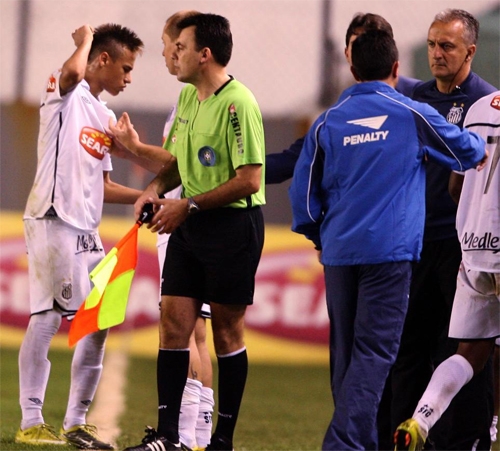 neymar-tung-si-nhuc-va-khien-hlv-bi-sa-thai-do-khong-duoc-da-penalty