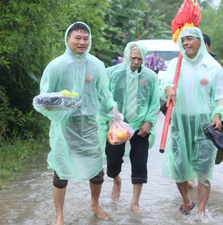 nha-trai-xan-quan-gat-beo-di-don-dau-trong-ngay-mua-bao-4