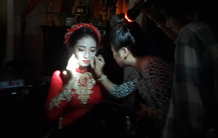 nha-trai-xan-quan-gat-beo-di-don-dau-trong-ngay-mua-bao-6