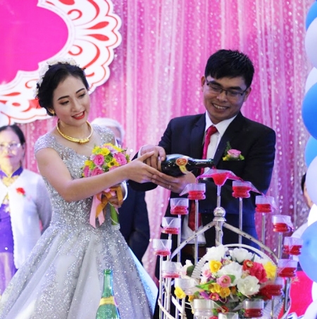 nha-trai-xan-quan-gat-beo-di-don-dau-trong-ngay-mua-bao-8