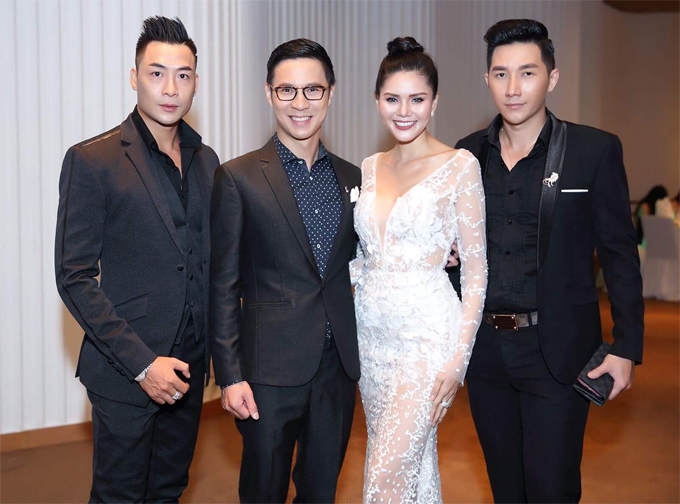 phi-thanh-van-nung-niu-than-mat-voi-hai-trai-tre-trong-su-kien-4