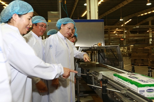Vinamilk chia sẻ khó khăn với trẻ em vùng lũ - Ảnh 1
