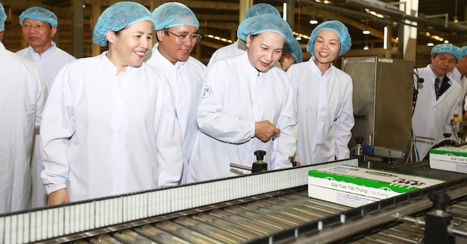 Vinamilk chia sẻ khó khăn với trẻ em vùng lũ 