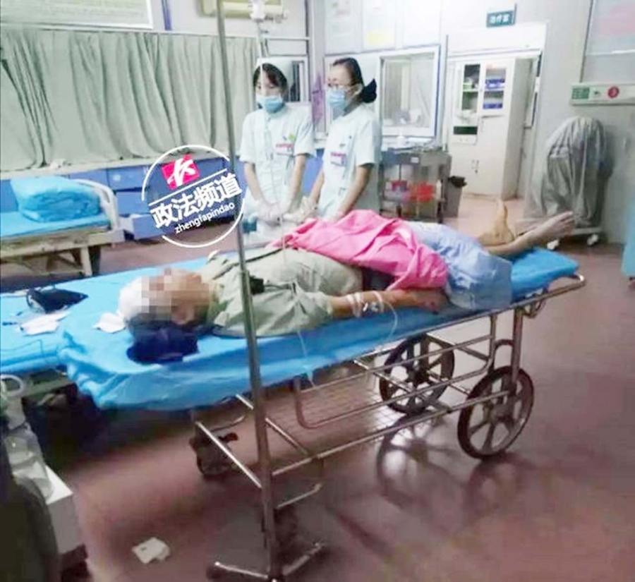 Vợ lên mạng chê đồ ăn nhà hàng, chồng bị đánh tàn tệ - 1