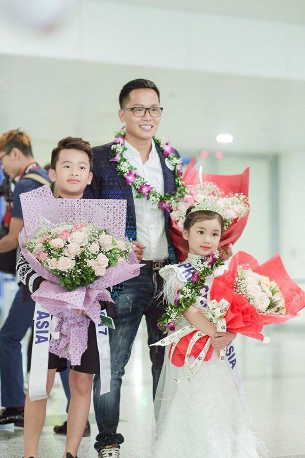 be gai viet 5 tuoi vuot 5000km den an do nhan danh hieu 