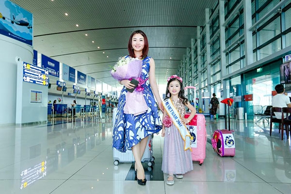 be gai viet 5 tuoi vuot 5000km den an do nhan danh hieu 