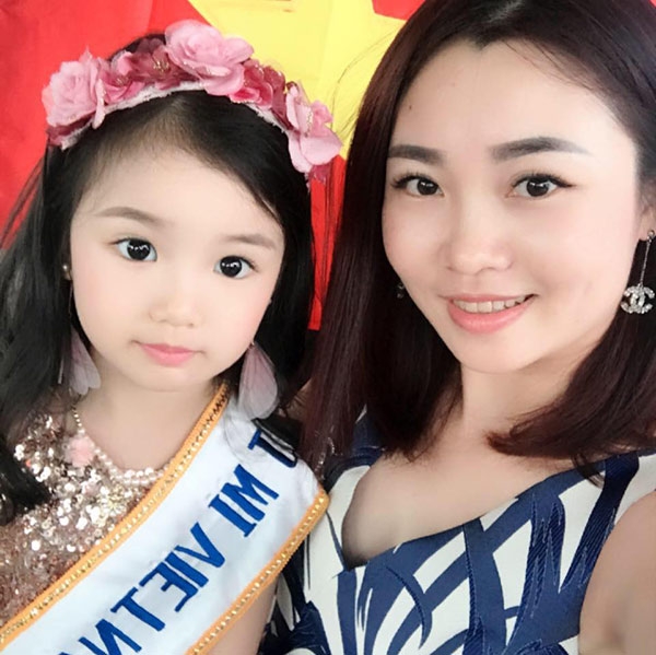 be gai viet 5 tuoi vuot 5000km den an do nhan danh hieu 