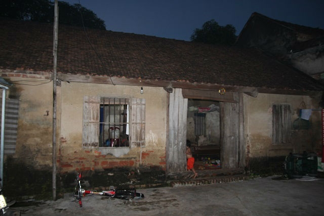 bo mat, 4 thang sau me dang mang bau tu vong, 2 dua tre ngo cha me di lam xa - 2