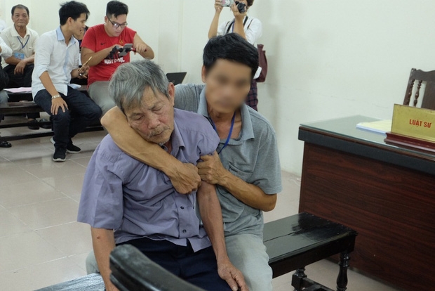Cha của bé gái 3 tuổi bị đối tượng 79 tuổi hiếp dâm: Ông ấy tỏ ra kiệt sức ở tòa nhưng về nhà vẫn đi lại phăng phăng - Ảnh 2.