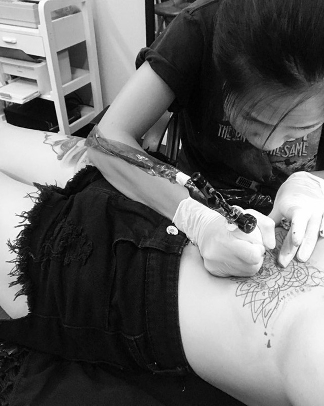  Và giờ đây, cô đã trở thành một nữ thợ xăm chuyên nghiệp 