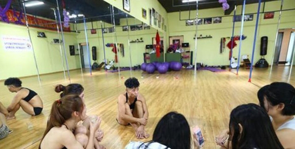 cu-ong-trung-quoc-69-tuoi-van-dam-me-mua-cot-2