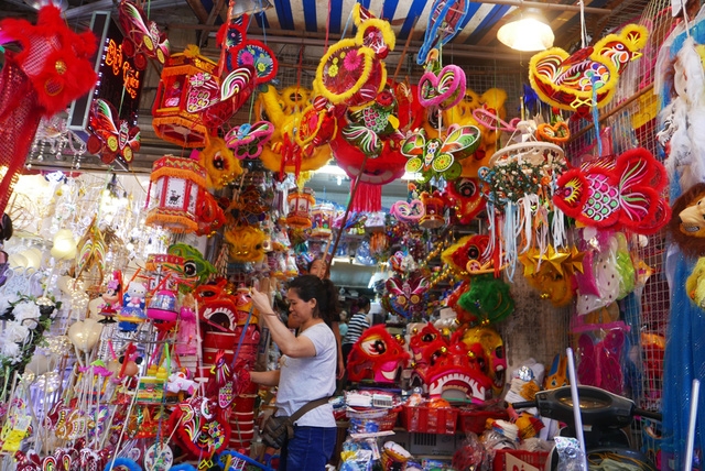  Những mặt hàng đèn lồng, đèn ông sao, đồ chơi Trung thu được các cửa hàng bày khắp không gian mặt tiền, màu sắc bắt mắt. 