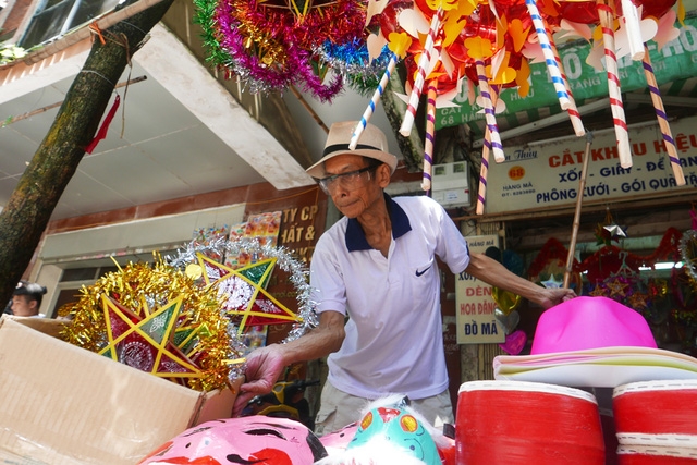  Không riêng đèn lồng made in Việt Nam, các loại đồ chơi truyền thống cũng ngày càng được chú ý, bày bán nhiều ở phố Hàng Mã. 