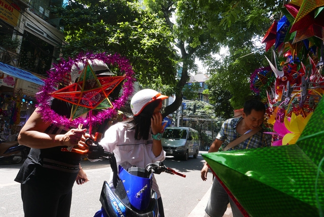  Điển hình trong các loại đồ chơi Trung thu truyền thống tất nhiên là đèn ông sao. Mặt hàng này vẫn được hỏi mua nhiều, giá giao động từ 15 nghìn đồng đến 100 nghìn đồng tuỳ kích cỡ lớn nhỏ. 