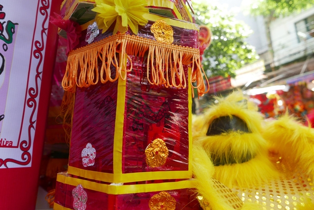  Đèn kéo quân, loại đồ chơi gần như bị lãng quên, nay xuất hiện nhiều trở lại trên các sạp hàng ở phố Hàng Mã. Đèn lồng kéo quân cỡ vừa có giá khoảng 200 - 300 nghìn đồng. 