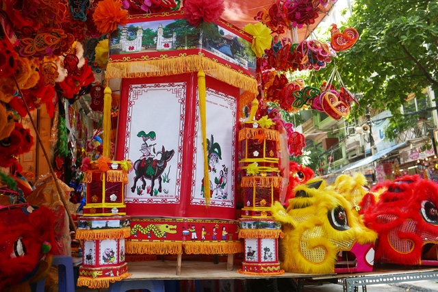  Cá biệt, có những chiếc đèn lồng khổng lồ có giá lên tới vài triệu đồng. Chủ hàng cho biết, đèn lồng lớn thường được bán cho các trường học, cơ quan. 