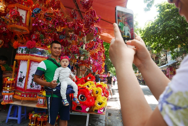  Trung thu cũng là dịp nhiều người tới phố Hàng Mã tranh thủ chụp ảnh lưu niệm giữa không gian rực rỡ màu sắc cổ truyền. 