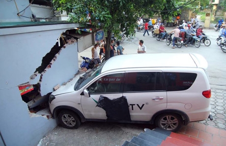 ha noi: kinh hoang o to dam thung tuong nha dan hinh anh 2