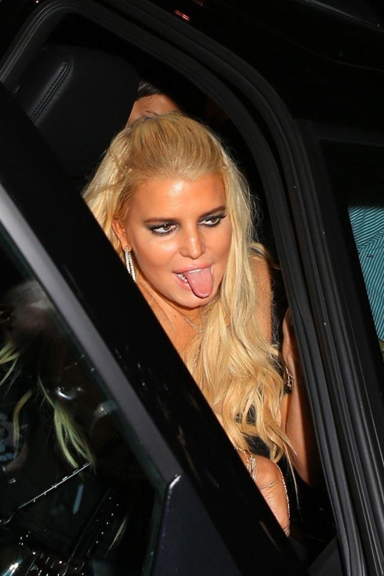 jessica-simpson-say-xin-xieu-veo-roi-nha-hang-sau-tiec-sinh-nhat-chong-6