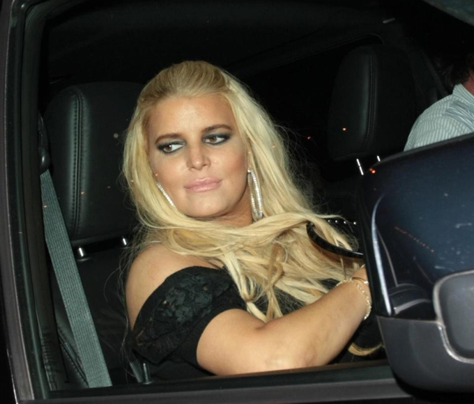 jessica-simpson-say-xin-xieu-veo-roi-nha-hang-sau-tiec-sinh-nhat-chong-7