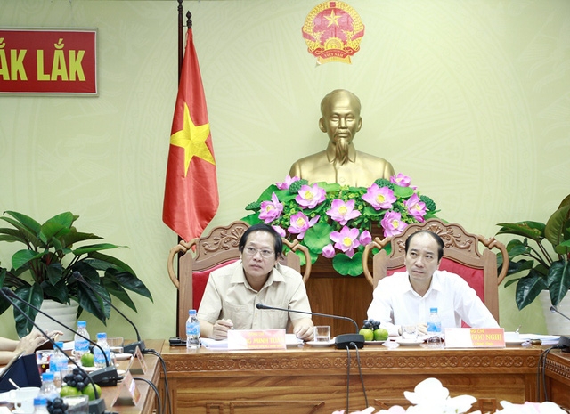  Bộ trưởng Bộ TT&TT Trương Minh Tuấn (bên trái) lắng nghe các đơn vị truyền thông phát biểu 