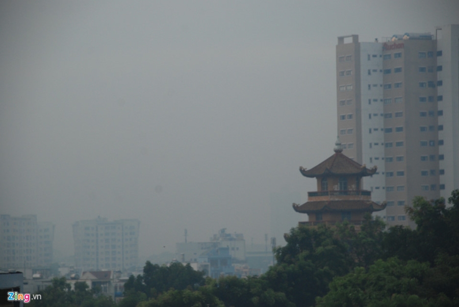 Suong mu day dac bao phu Sai Gon tu sang den trua hinh anh 1