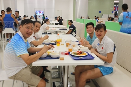 thay tro “kinh ngu” anh vien noi gi ve dieu kien sinh hoat o aimag? hinh anh 1