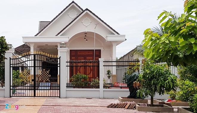Vo bi thu ap 'lam kho' bi thu huyen hinh anh 2