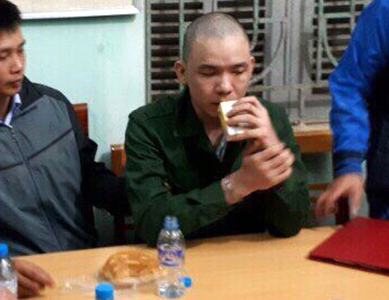 vu 2 tu tu bo tron: nguoi tiep te bi bat, tu tu nhu con ho doi trong rung hinh anh 3